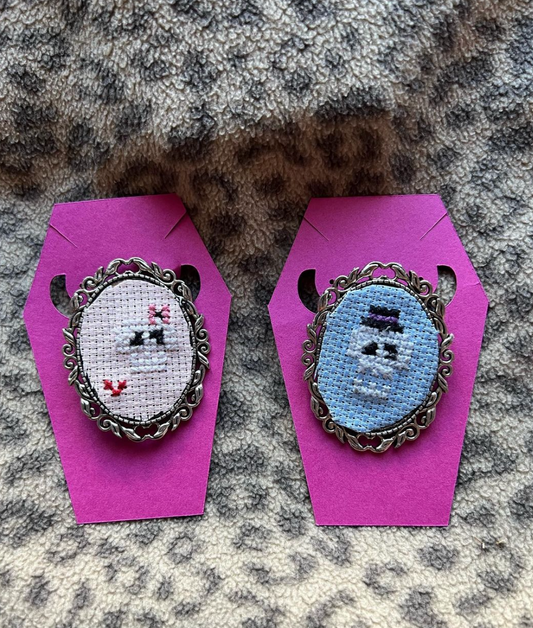Matching couple brooches 💕💀